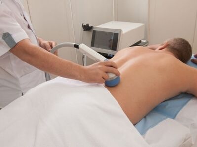 Het uitvoeren van fysiotherapie voor thoracale osteochondrose zal pijn en ontstekingen verlichten