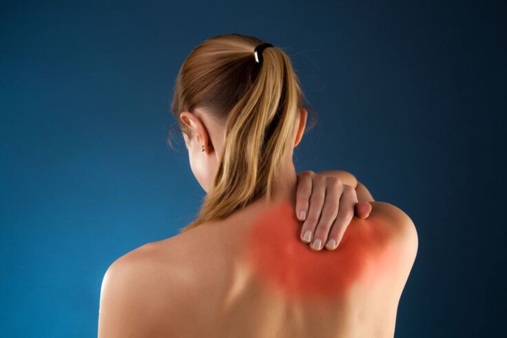 Rugpijn met thoracale osteochondrose, uitstralend naar de schouder