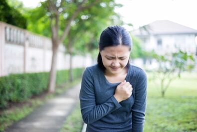 Symptomen van thoracale osteochondrose kunnen vergelijkbaar zijn met die van een hartaanval